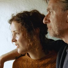 Sull'isola di Bergman: Tim Roth e Vicky Krieps in una scena