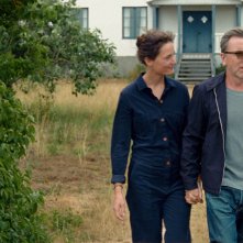 Sull'isola di Bergman: Vicky Krieps e Tim Roth in una scena