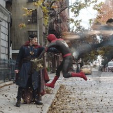 Spider-Man: No Way Home, Benedict Cumberbatch usa i poteri di Doctor Stranger per mandare Spider-Man (Tom Holland) nel piano astrale
