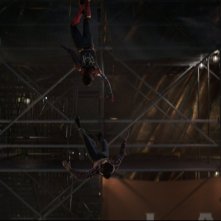 Spider-Man: No Way Home, MJ (Zendaya) rischia la vita cadendo mentre Spidey (Tom Holland) cerca di afferrarla