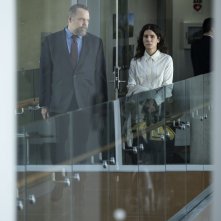 The Unforgivable: Sandra Bullock con Vincent D'Onofrio in una scena del film