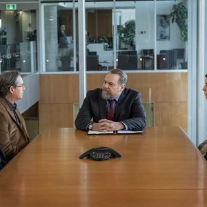 The Unforgivable: Sandra Bullock, Linda Emond, Richard Thomas, Vincent d'Onofrio in una scena del film