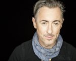 Alan Cumming: 'Mi sono imbucato alle nozze di JLo, ho osannato il seno della Lange e risposto male a Kubrick'