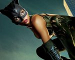Catwoman: Halle Berry ha ritirato di persona il Razzie Award per la peggior attrice e poi gli ha dato fuoco