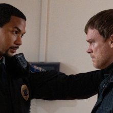 Dexter: New Blood, Alano Miller e Michael C. Hall in una scena del quinto episodio