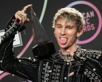 Megan Fox: Machine Gun Kelly confessa di essersi pugnalato per impressionarla