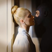 Diabolik: Miriam Leone e Luca Marinelli in una scena del film