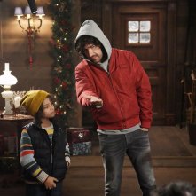 Chi ha incastrato Babbo Natale?: Alessandro Siani e Martin Francisco Montero Baez in una sequenza