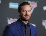 Armie Hammer lascia il rehab mentre continuano le indagini sugli abusi sessuali