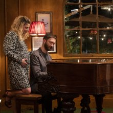 A casa tutti bene: Emma Marrone in una scena della serie