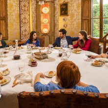 A casa tutti bene: il cast in una scena della serie