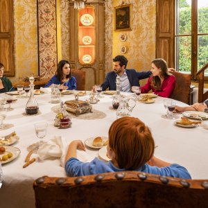 A casa tutti bene: il cast in una scena della serie