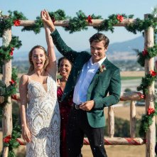 Natale in California: Luci della città, Lauren York e Josh Swickard in una scena del film