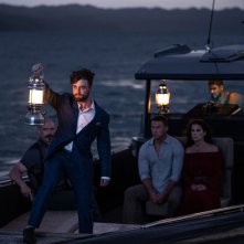 The Lost City: Sandra Bullock e Channing Tatum in una scena su una barca con Daniel Radcliffe