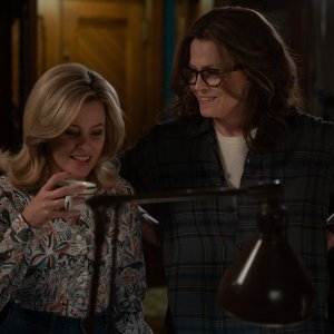 Call Jane: Elizabeth Banks e Sigourney Weaver in una scena