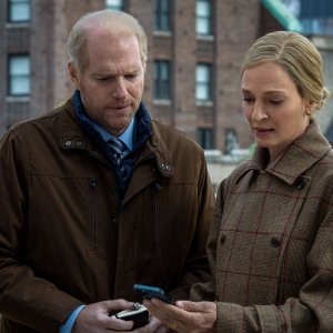 Suspicion: Uma Thurman e Noah Emmerich in una scena