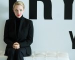The Dropout: Amanda Seyfried e Naveen Andrews nelle prime foto della serie Hulu su Elizabeth Holmes