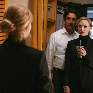 The Dropout: Naveen Andrews affianca Amanda Seyfried in una scena della serie Hulu