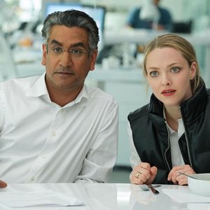 The Dropout: Naveen Andrews affianca Amanda Seyfried in una scena della serie Hulu