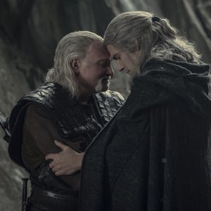 The Witcher 2: Kim Bodnia ed Henry Cavill in una scena della serie Netflix