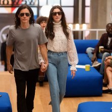 WeCrashed: Jared Leto e Anne Hathaway nella prima foto ufficiale della serie Apple TV+