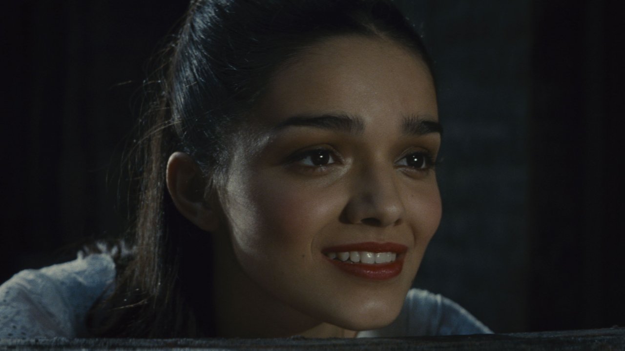 Primo piano di Rachel Zegler in West Side Story