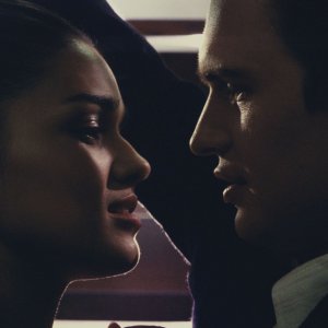 West Side Story: Ansel Elgort, Rachel Zegler in un momento romantico