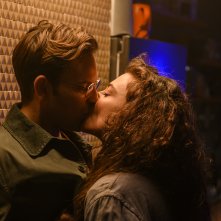 Supereroi: Jasmine Trinca e Alessandro Borghi durante un momento romantico