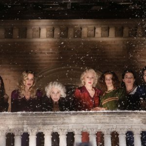 7 Donne e un mistero: Margherita Buy, Diana Del Bufalo, Sabrina Impacciatore, Benedetta Porcaroli, Micaela Ramazzotti, Luisa Ranieri e Ornella Vanoni in una scena