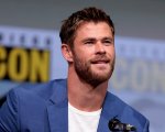Chris Hemsworth e suo figlio, lo 'stunt' è un gioco: 'Non fatelo a casa'  (VIDEO)