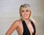 Miley Cyrus, la foto sexy al cioccolato per Natale 2021 è su Instagram