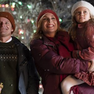 Natale a 8 Bit: Steve Zahn, June Diane Raphael, Bellaluna Resnick in una scena del film