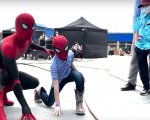 Spider-Man: No Way Home, Tom Holland e Zendaya accolgono sul set Bridger Walker, il bambino eroe (VIDEO)