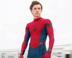 Spider-Man: No Way Home, Tom Holland legge i tweet cattivi con il costume ufficiale (VIDEO)