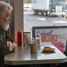 Dexter: New Blood, Clancy Brown e Michael C. Hall in una scena del settimo episodio