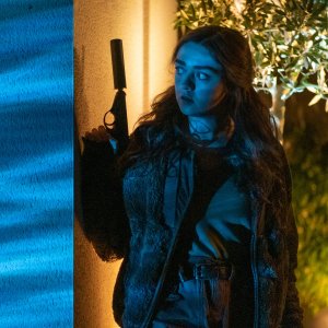 Two Weeks to Live: Maisie Williams in una scena della serie