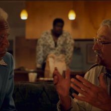 C'era una truffa ad Hollywood: Morgan Freeman e Robert De Niro in una scena del film