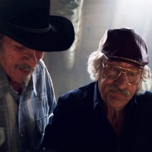 C'era una truffa ad Hollywood: Robert De Niro insieme a Tommy Lee Jones in una scena del film