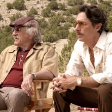 C'era una truffa ad Hollywood: Robert De Niro con Zach Braff in una scena del film