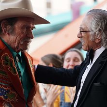 C'era una truffa ad Hollywood: Robert De Niro con Tommy Lee Jones in una scena del film