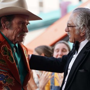 C'era una truffa ad Hollywood: Robert De Niro con Tommy Lee Jones in una scena del film
