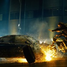 Matrix Resurrections: Keanu Reeves con Carrie-Anne Moss in una scena d'azione acrobatica