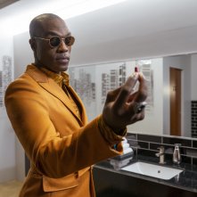 Matrix Resurrections: Yahya Abdul-Mateen II con in mano la pillola rossa