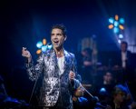 Mika in concerto dalla Philharmonie de Paris con 120 orchestrali, stasera su Sky Uno e NOW