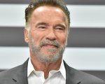 Arnold Schwarzenegger meglio di Babbo Natale: regala 25 abitazioni ai veterani senza casa