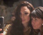 Gal Gadot le sue foto dal set di Wonder Woman 1984 su Instagram tra risate e relax