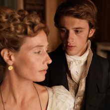 Illusioni perdute: Cécile De France e Benjamin Voisin in una scena