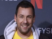 Adam Sandler icona di stile 2021 secondo Vogue