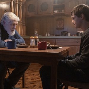 Dexter: New Blood, Clancy Brown e Jack Alcott in una scena dell'ottavo episodio