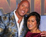 Dwayne Johnson e il tenero Natale con la mamma Ata: ecco cosa le ha regalato (VIDEO)